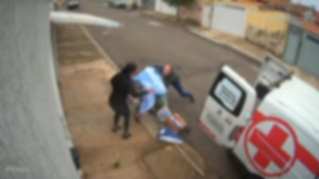 Paciente cai de maca durante transporte para ambulância