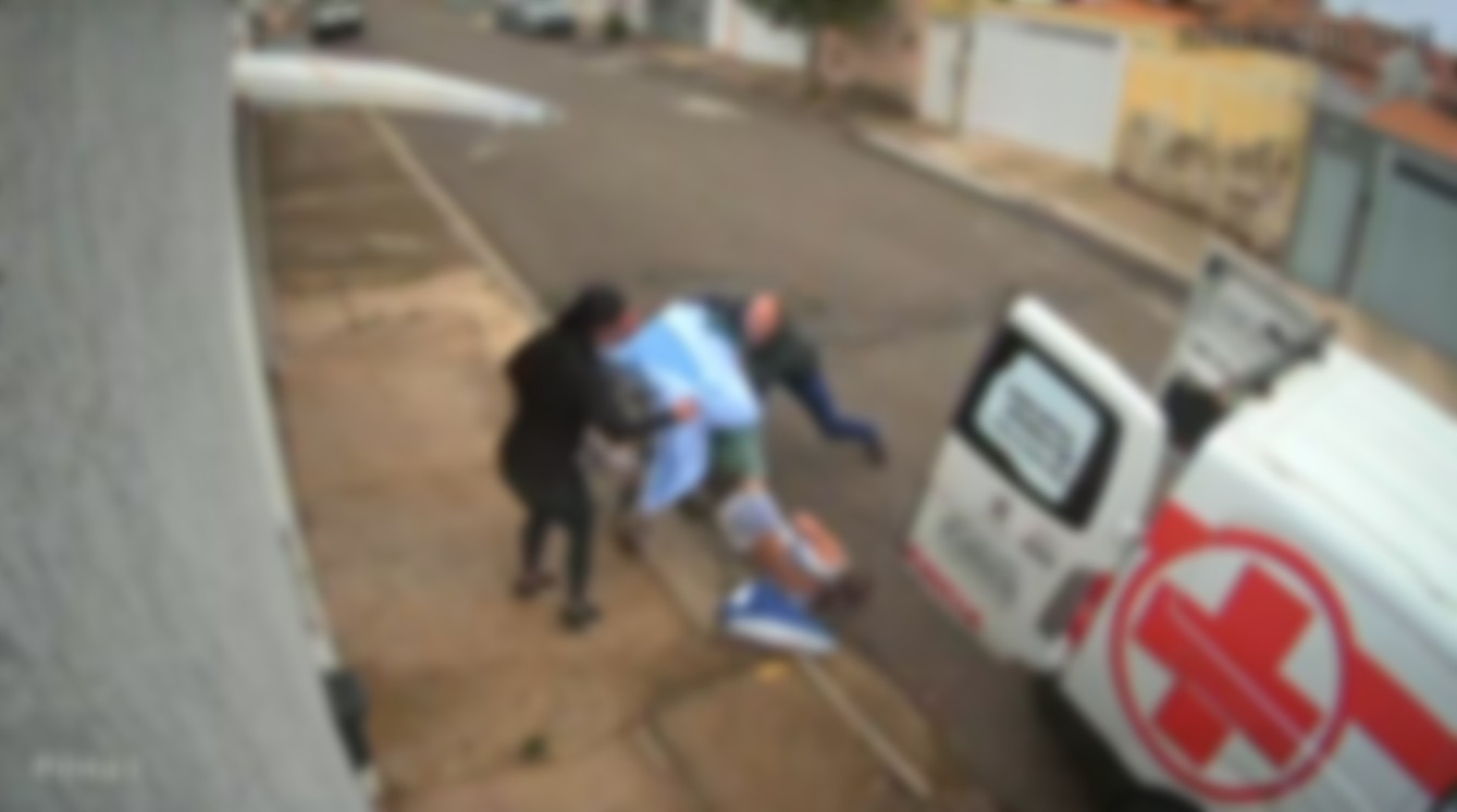 Paciente cai de maca durante transporte para ambulância