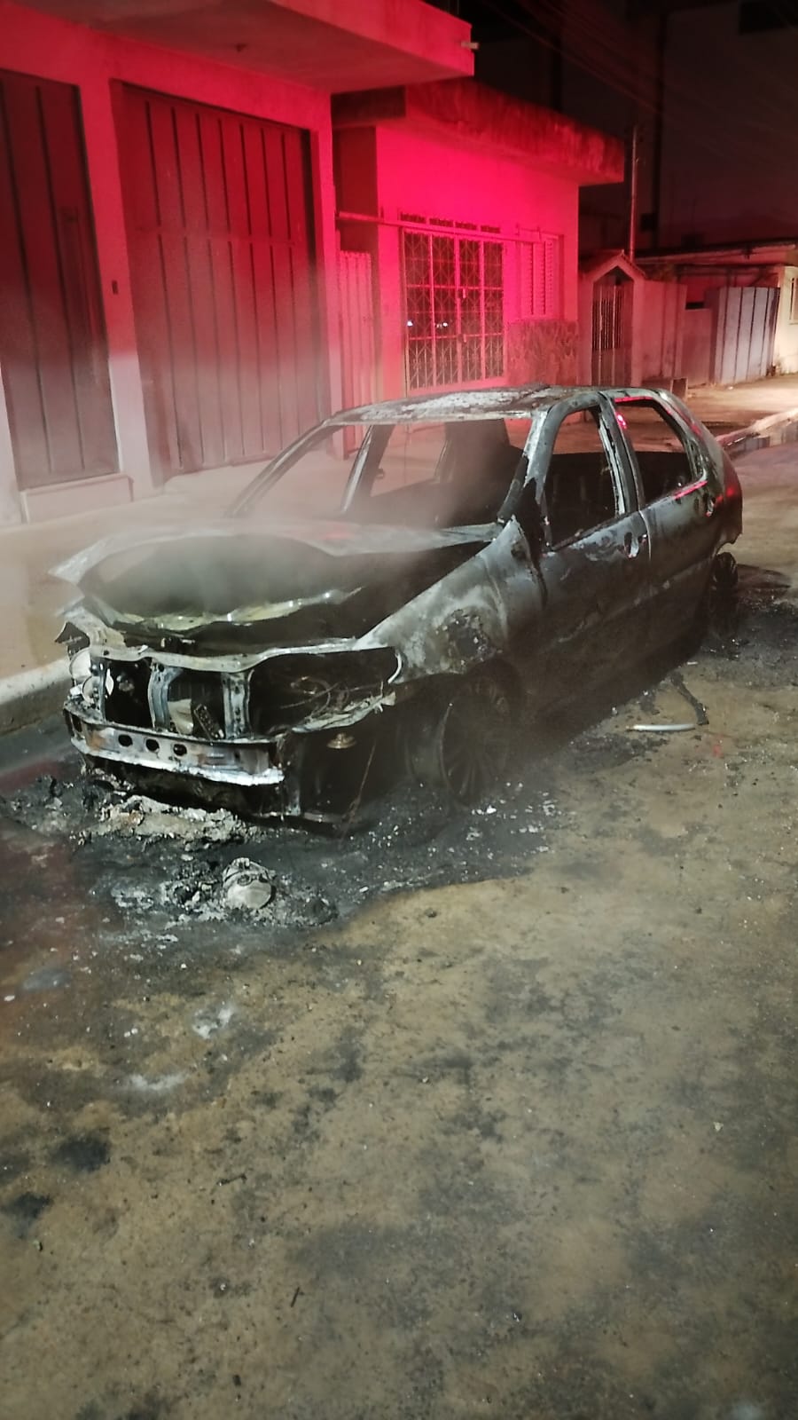 Incêndio em Veículo Mobiliza Corpo de Bombeiros
